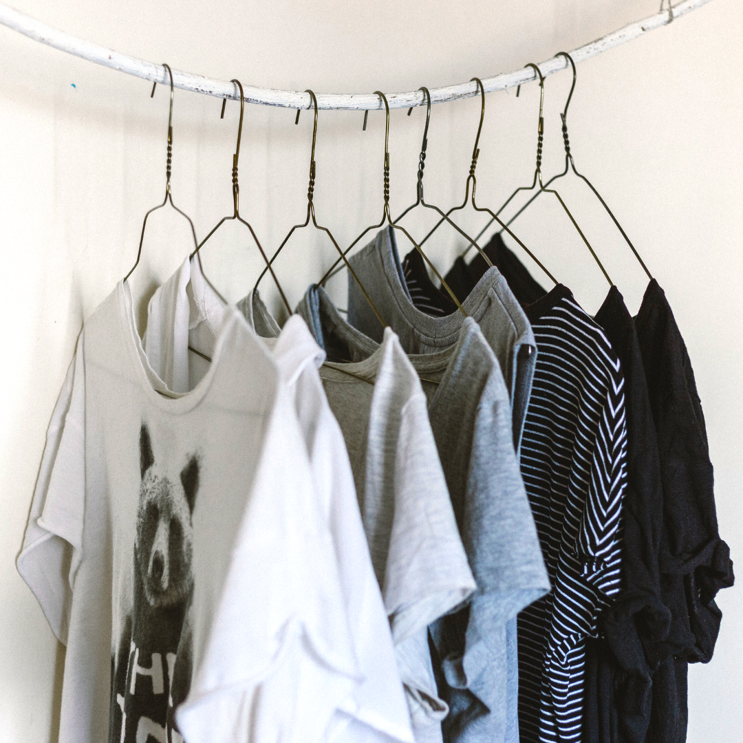 Garde-robe minimaliste vs garde-robe capsule